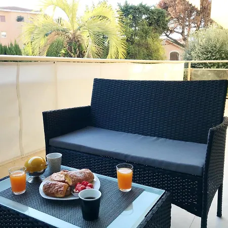 Appartement D'Une Chambre A Antibes A 550 M De La Plage Avec Vue Sur La Ville Terrasse Amenagee Et Wifi *